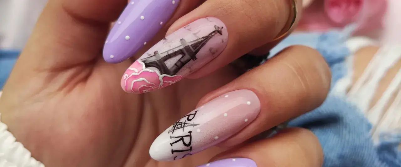 Manicure hybrydowy w stylu paryskim z wieżą Eiffla i różami.