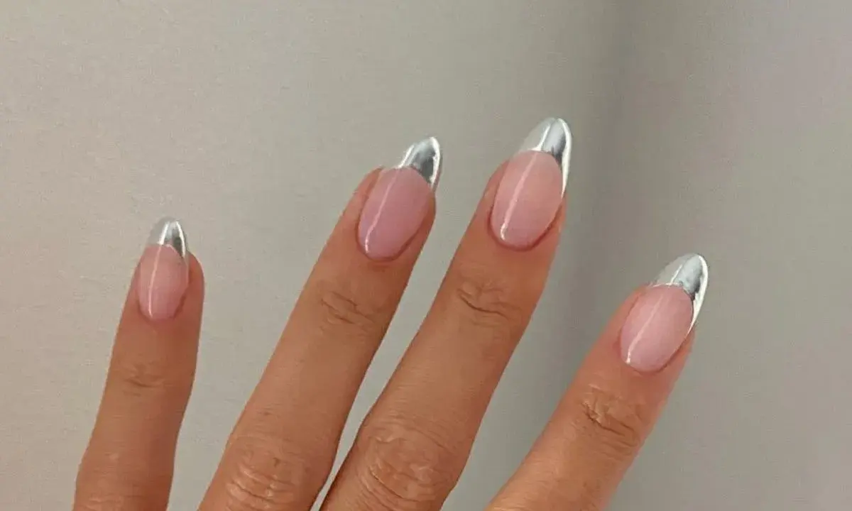 Eleganckie paznokcie french migdałki z metalicznym akcentem.