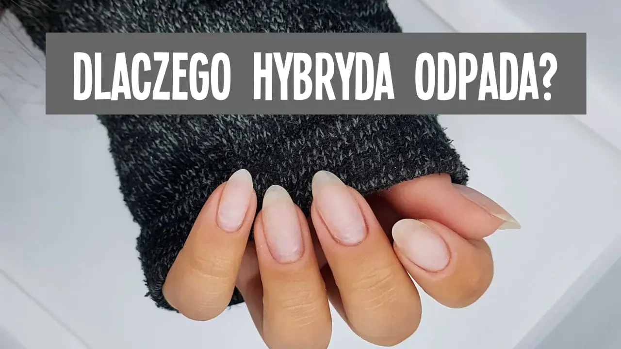 Dłoń z paznokciami, na których widać zapowietrzenie hybrydy. Szary napis: "DLACZEGO HYBRYDA ODPADA?".