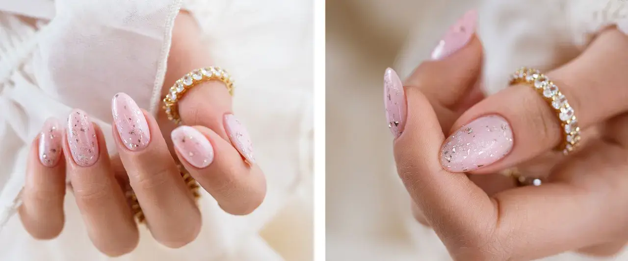 Delikatne, różowe paznokcie z brokatem, ozdobione złotym pierścionkiem. Stylizacja idealna dla każdej kobiety, która ceni elegancję, nawet w stylu baby boomer.