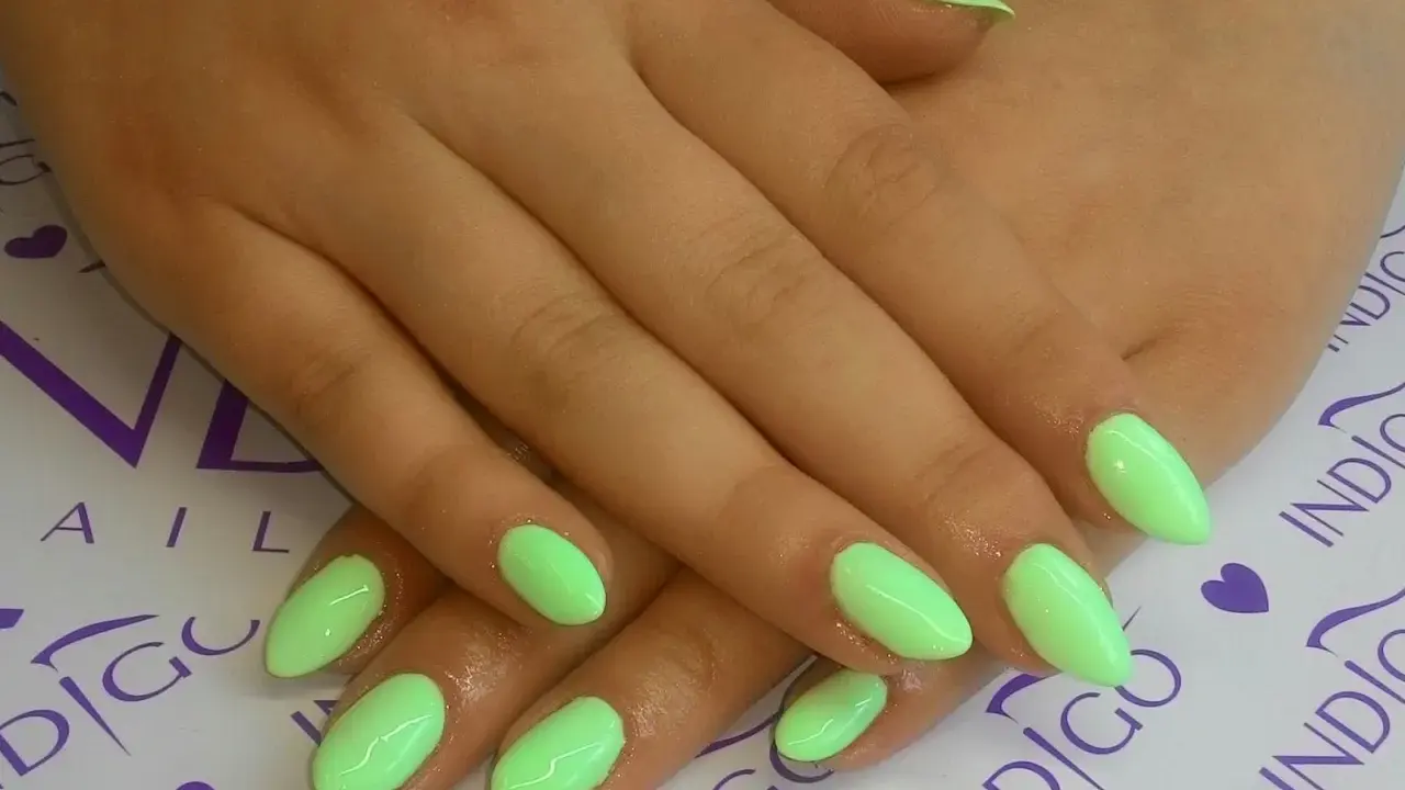 Dłonie z paznokciami w neonowym, limonkowym kolorze. Indigo Natalia Siwiec inspiruje do odważnych kolorów.