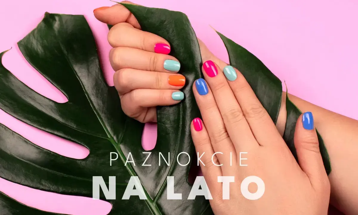 Kolorowe paznokcie na lato w odcieniach fuksji, turkusu, pomarańczy i błękitu, ozdobione liściem monstery na różowym tle.