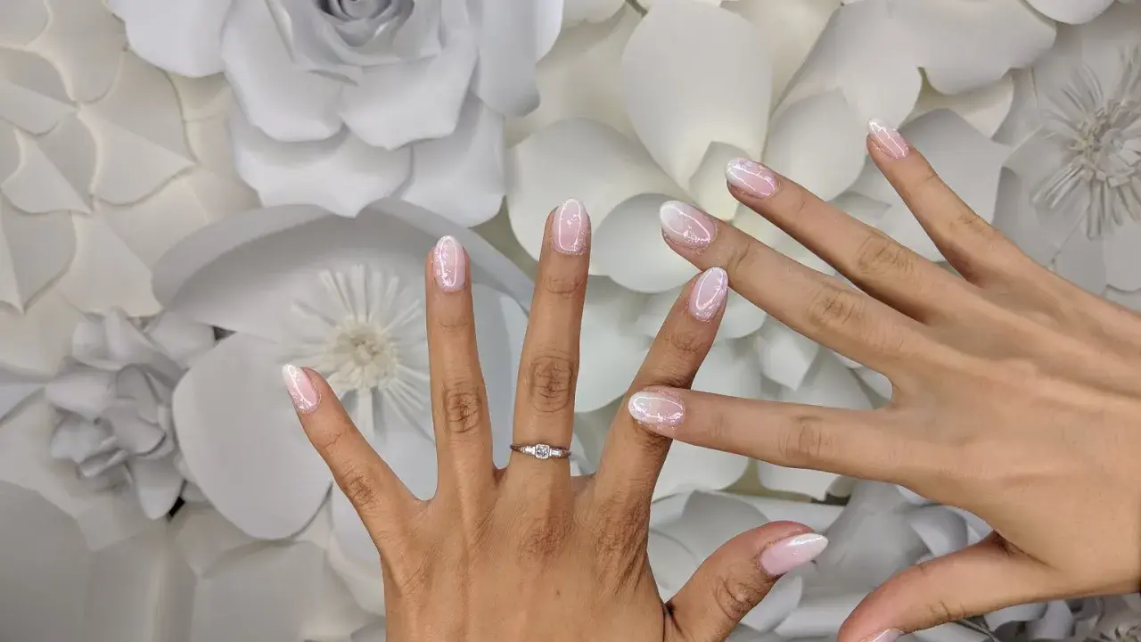 Eleganckie baby boomer nails z brokatem, idealne na ślub. Delikatny róż i biel, subtelny blask.