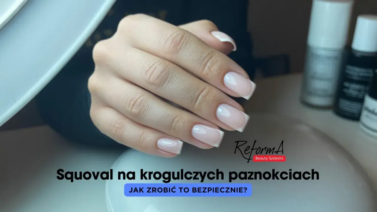Dłoń z idealnymi paznokciami w kształcie squoval, z subtelnym frenchem.