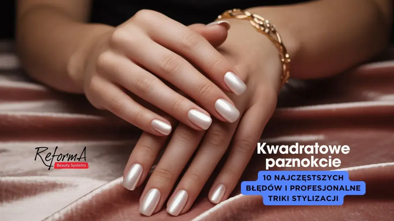 Dłonie z perłowymi, kwadratowymi paznokciami. Złota bransoletka dodaje elegancji.