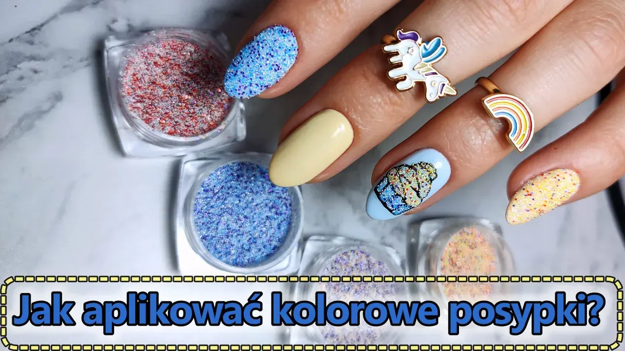 Kolorowe posypki do paznokci w słoiczkach, błyszczące zdobienia na paznokciach, pierścionki z jednorożcem i tęczą.