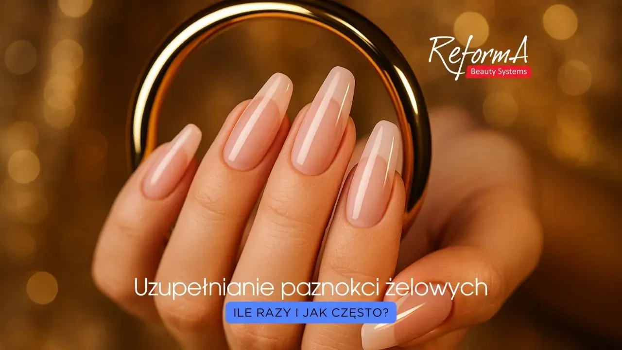 Dłoń z idealnie wykonanymi paznokciami żelowymi, prezentującymi prawidłową budowę. Złota obręcz podkreśla elegancję.