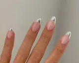 Eleganckie paznokcie french migdałki z metalicznym akcentem.