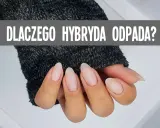 Dłoń z paznokciami, na których widać zapowietrzenie hybrydy. Szary napis: "DLACZEGO HYBRYDA ODPADA?".