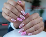 Letnie paznokcie french w groszki. Uroczy manicure hybrydowy na lato, idealny na wakacje.