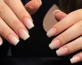 Eleganckie paznokcie french migdałki z delikatnym ombre.