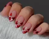 Walentynki paznokcie z sercem. Delikatny french manicure ozdobiony czerwonymi serduszkami, idealny na święto zakochanych.