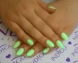 Dłonie z paznokciami w neonowym, limonkowym kolorze. Indigo Natalia Siwiec inspiruje do odważnych kolorów.