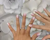 Eleganckie baby boomer nails z brokatem, idealne na ślub. Delikatny róż i biel, subtelny blask.