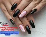 Dłonie z czarnymi i różowo-białymi paznokciami hybrydowymi. Poradnik o rodzajach paznokci naturalnych i doborze manicure.