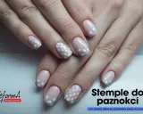 Delikatne paznokcie w groszki. Zobacz, jak zrobić french stemplem idealne zdobienia krok po kroku!