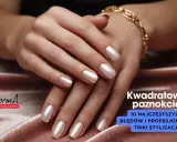 Dłonie z perłowymi, kwadratowymi paznokciami. Złota bransoletka dodaje elegancji.