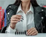 Kobieta w skórzanej kurtce prezentuje innowacyjną metodę stylizacji paznokci French na dualnych formach.