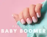 Dłoń z paznokciami baby boomer, idealny french żelowy. Delikatny gradient różu i bieli na krótkich, zadbanych paznokciach.
