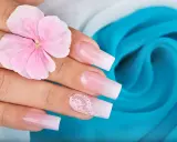 Delikatny french manicure z koronkowym zdobieniem, jak zrobić go zwykłym lakierem. Różowa hortensja na dłoni.