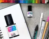Rysunek lakieru hybrydowego z napisem "Peel OFF BASE" i prawdziwy produkt obok. Czy można nałożyć lakier hybrydowy bez bazy?
