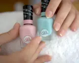Dwie buteleczki lakieru Sally Hansen Miracle Gel w pastelowych kolorach. Wypróbuj lakier do paznokci trwały jak hybryda!