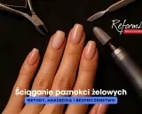 Dłoń z paznokciami żelowymi, pilnik, cążki i frez do ściągania żelu. Narzędzia do stylizacji paznokci.