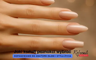 Dłonie z idealnie wykonanymi paznokciami żelowymi w kształcie migdała i kwadratowym. Długość paznokci żelowych dopasowana do dłoni.