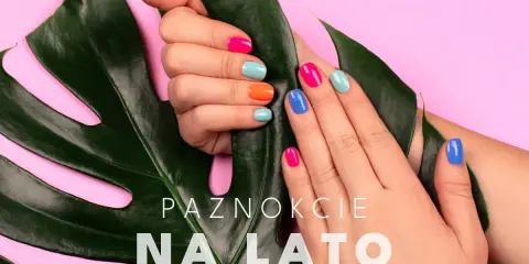 Kolorowe paznokcie na lato w odcieniach fuksji, turkusu, pomarańczy i błękitu, ozdobione liściem monstery na różowym tle.