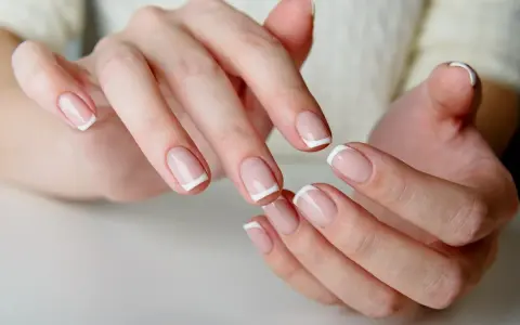 Delikatne paznokcie migdałki baby boomer z klasycznym french manicure. Idealne dla każdej kobiety ceniącej subtelność.