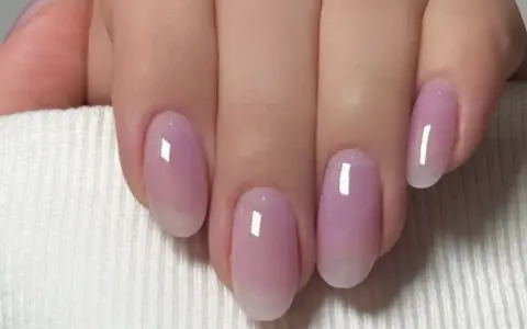 Delikatne, mleczne hybrydy w pastelowym odcieniu różu, z subtelnym przejściem ku naturalnej końcówce paznokcia.