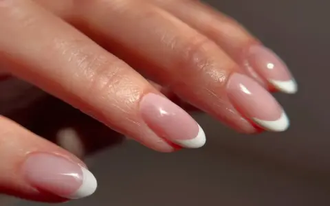 Delikatny french na okrągłych paznokciach, podkreślający naturalne piękno dłoni.