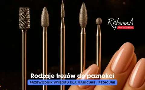Zestaw frezów do paznokci, w tym frez do ściągania żelu, prezentowany obok zadbanych dłoni.