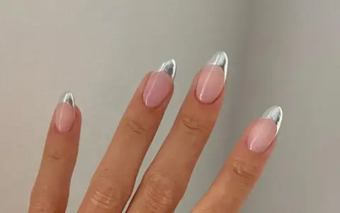 Eleganckie paznokcie french migdałki z metalicznym akcentem.