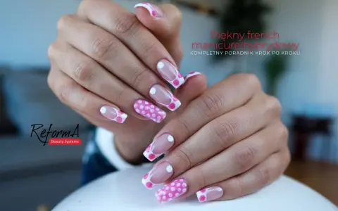 Letnie paznokcie french w groszki. Uroczy manicure hybrydowy na lato, idealny na wakacje.