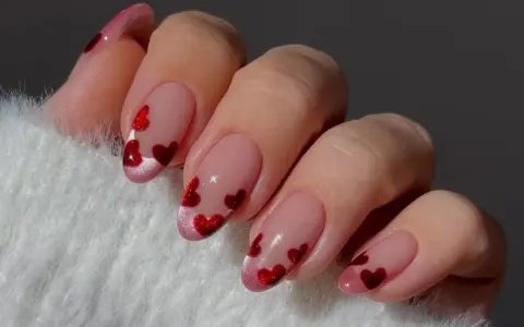 Walentynki paznokcie z sercem. Delikatny french manicure ozdobiony czerwonymi serduszkami, idealny na święto zakochanych.