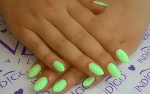 Dłonie z paznokciami w neonowym, limonkowym kolorze. Indigo Natalia Siwiec inspiruje do odważnych kolorów.