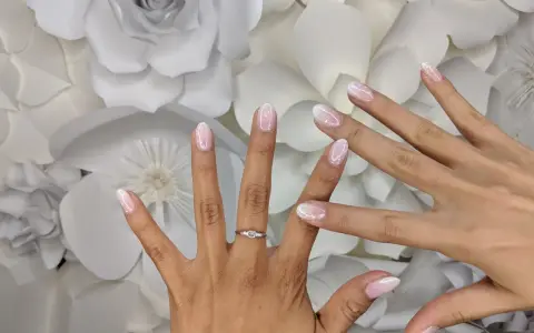 Eleganckie baby boomer nails z brokatem, idealne na ślub. Delikatny róż i biel, subtelny blask.
