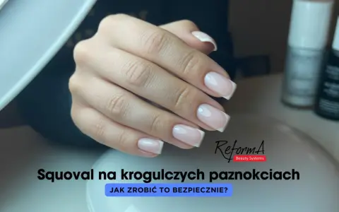 Dłoń z idealnymi paznokciami w kształcie squoval, z subtelnym frenchem.