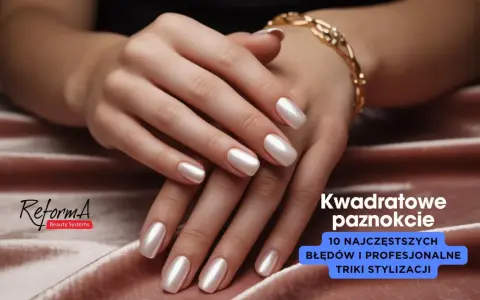 Dłonie z perłowymi, kwadratowymi paznokciami. Złota bransoletka dodaje elegancji.