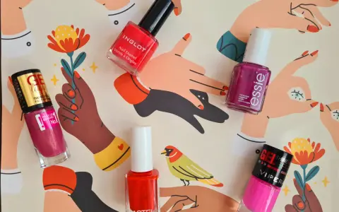 Kolorowe lakiery do paznokci, w tym czerwony Inglot i różowy Essie, obiecują trwałość jak hybryda.