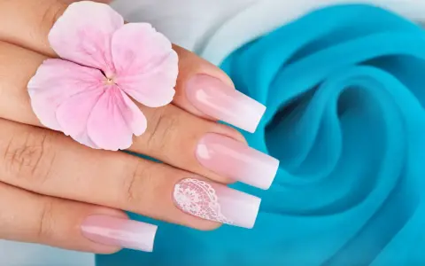 Delikatny french manicure z koronkowym zdobieniem, jak zrobić go zwykłym lakierem. Różowa hortensja na dłoni.
