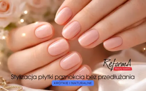 Dłonie z krótkimi, naturalnymi paznokciami w delikatnym, różowym odcieniu. Stylizacja płytki paznokcia bez przedłużania.