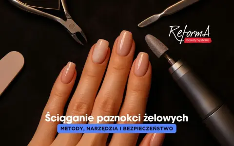 Dłoń z paznokciami żelowymi, pilnik, cążki i frez do ściągania żelu. Narzędzia do stylizacji paznokci.