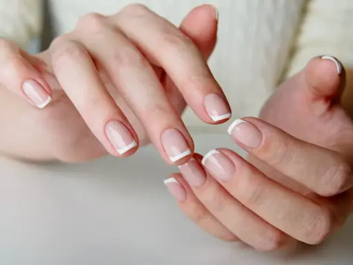 Delikatne paznokcie migdałki baby boomer z klasycznym french manicure. Idealne dla każdej kobiety ceniącej subtelność.