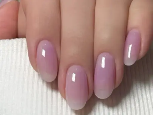 Delikatne, mleczne hybrydy w pastelowym odcieniu różu, z subtelnym przejściem ku naturalnej końcówce paznokcia.