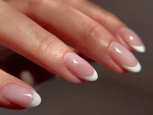 Delikatny french na okrągłych paznokciach, podkreślający naturalne piękno dłoni.