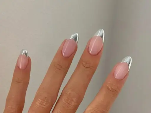 Eleganckie paznokcie french migdałki z metalicznym akcentem.