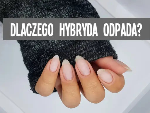 Dłoń z paznokciami, na których widać zapowietrzenie hybrydy. Szary napis: "DLACZEGO HYBRYDA ODPADA?".
