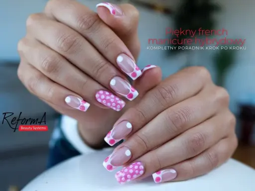 Letnie paznokcie french w groszki. Uroczy manicure hybrydowy na lato, idealny na wakacje.